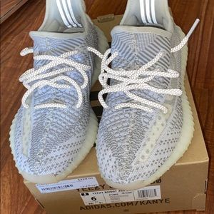 Yeezy 350 v2 gray static